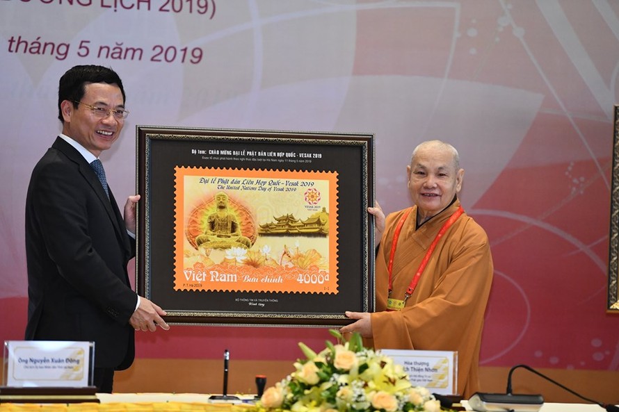 Bộ trưởng Bộ Thông tin và Truyền thông Nguyễn Mạnh Hùng trao bộ tem bưu chính “Chào mừng Đại lễ Phật đản Liên Hợp Quốc - Vesak 2019” cho đại diện Hội Phật giáo Việt Nam.