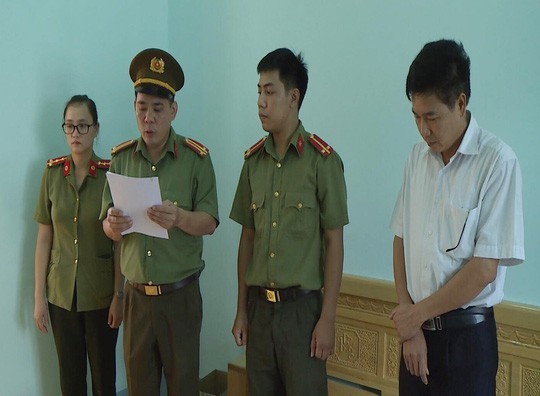 Cơ quan An ninh điều tra đọc lệnh khởi tố ông Trần Xuân Yến.