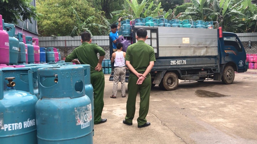 Lực lượng chức năng kiểm tra tại Cty Khánh Linh. Ảnh: Đ.H