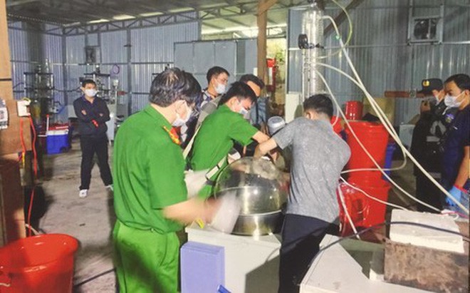 Công an đột nhập công xưởng sản xuất ma tuý ở Kon Tum.