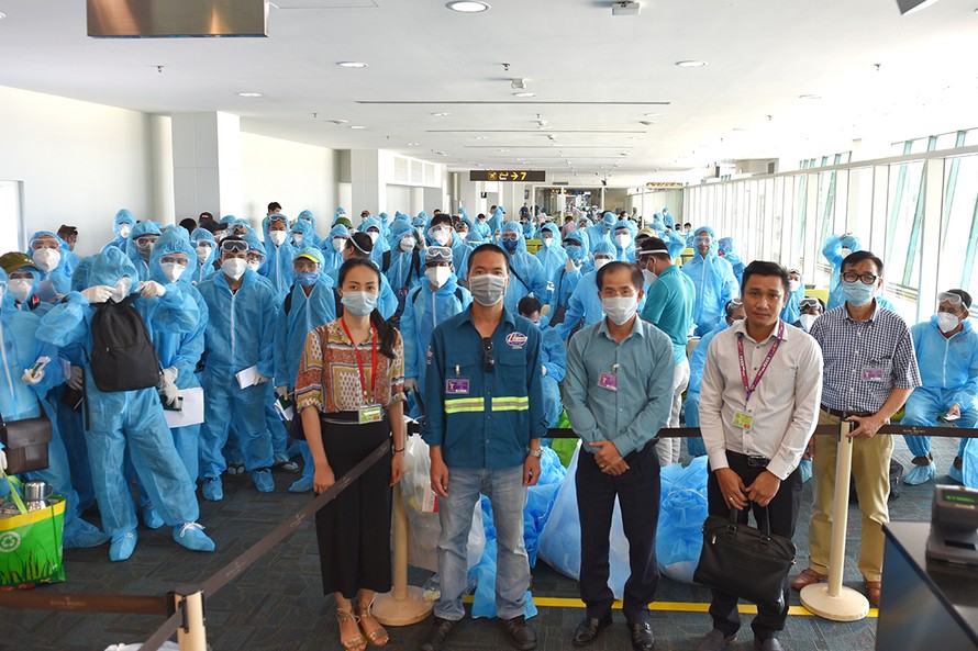Đại sứ Trần Văn Khoa cùng toàn bộ cán bộ, nhân viên Đại sứ quán đã có mặt tại Sân bay quốc tế Brunei trực tiếp hỗ trợ công dân trong suốt quá trình làm thủ tục xuất cảnh và lên máy bay.