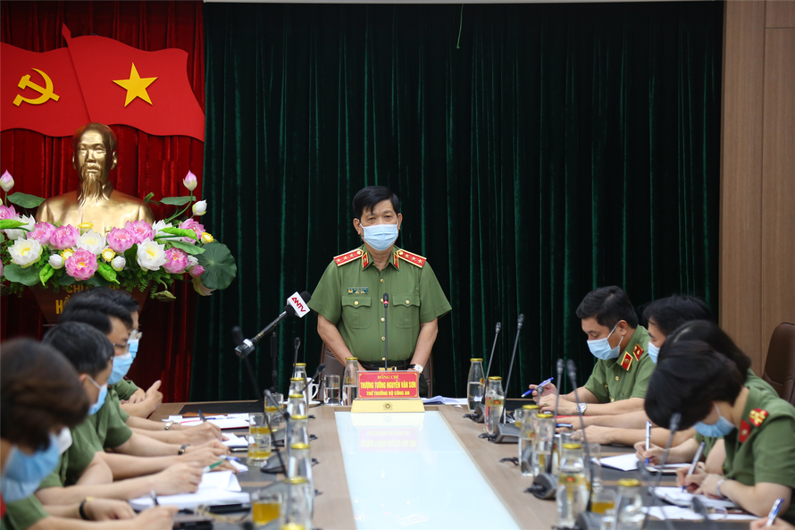  Thứ trưởng Nguyễn Văn Sơn phát biểu tại buổi làm việc.
