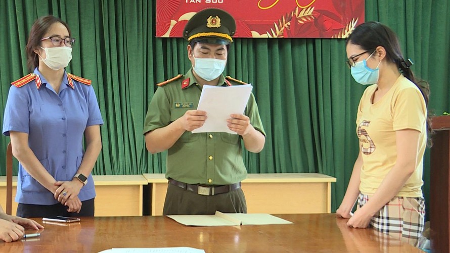 Cơ quan công ăn bắt giữ Nguyễn Thị Hồng Hạnh. Ảnh: Cơ quan công an cung cấp.