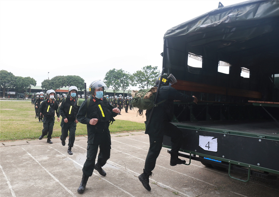 Lực lượng cảnh sát cơ động lên đường tới Bắc Giang. Ảnh: B.C.A
