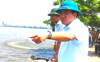 Ông Nguyễn Đức Chung chỉ đạo xử lý nước hồ. 