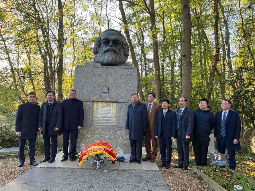 Đại tướng Tô Lâm cùng Đoàn công tác Bộ Công an tại khu mộ Karl Marx. Ảnh: N.L