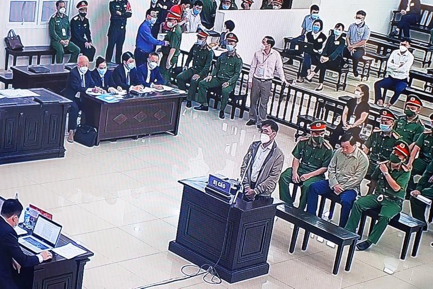 Bị cáo Nguyễn Duy Linh khai báo tại tòa.