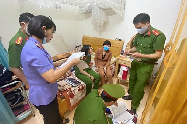 Cơ quan Cảnh sát điều tra Công an tỉnh Sơn La đọc lệnh bắt bà Nguyễn Thị Kim An. Ảnh: N.C