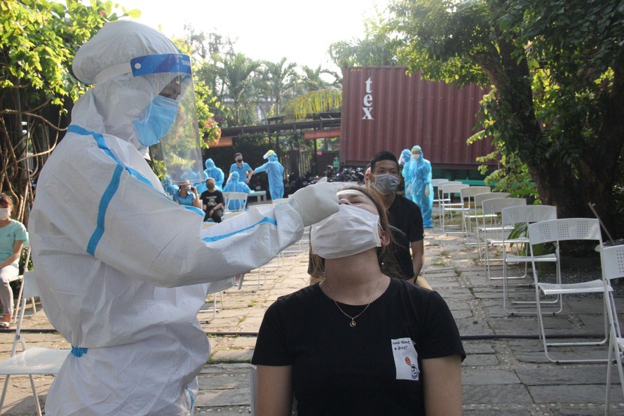 Đà Nẵng huy động hàng trăm nhân viên y tế lấy mẫu khẩn cho 8.000 người