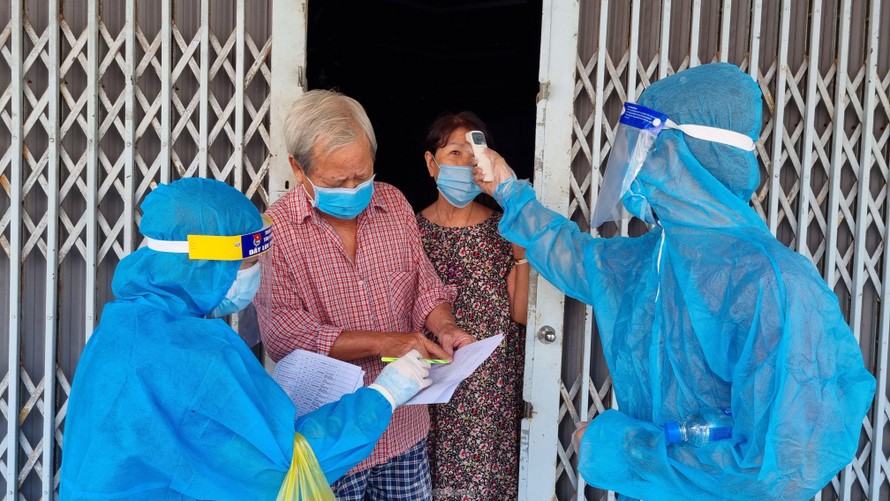 Đội nắng gõ cửa từng nhà kiểm tra sức khỏe gần 2.500 người trong ổ dịch