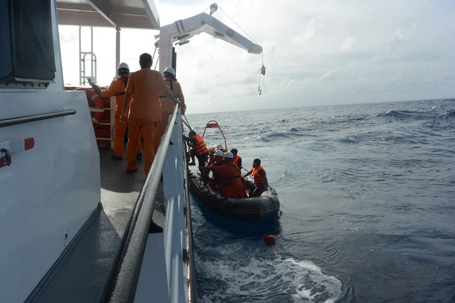 Tàu cứu nạn SAR 412 đưa các thuyền viên gặp nạn lên tàu. Ảnh: Trung tâm II cung cấp.