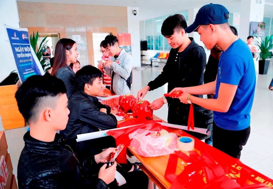 Vừa cổ vũ U23 Việt Nam, vừa gây quỹ vé xe Tết cho bạn nghèo