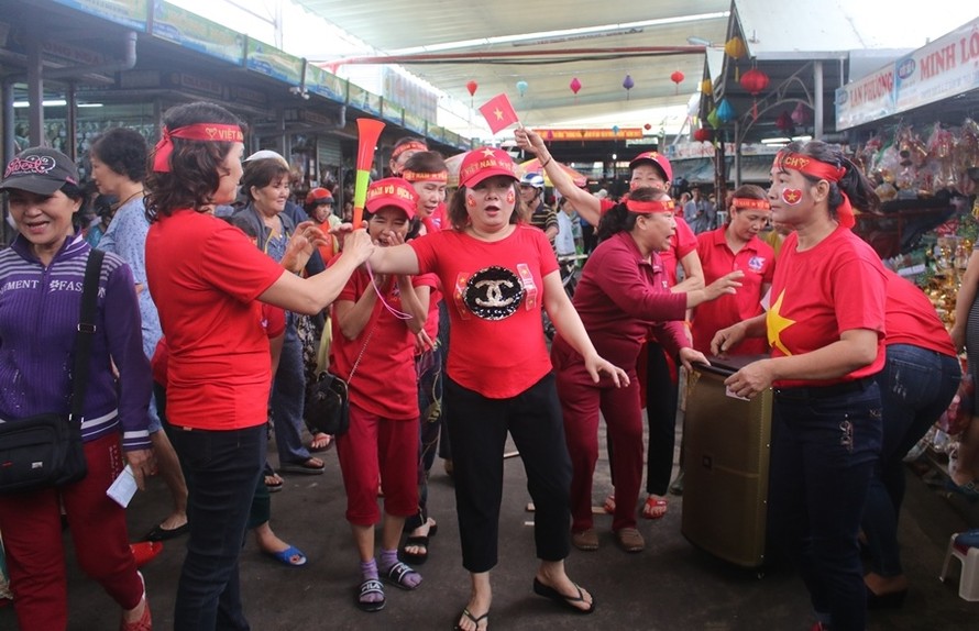 Tiểu thương kéo loa thùng nhảy múa, diễu hành quanh chợ cổ vũ U23 VN