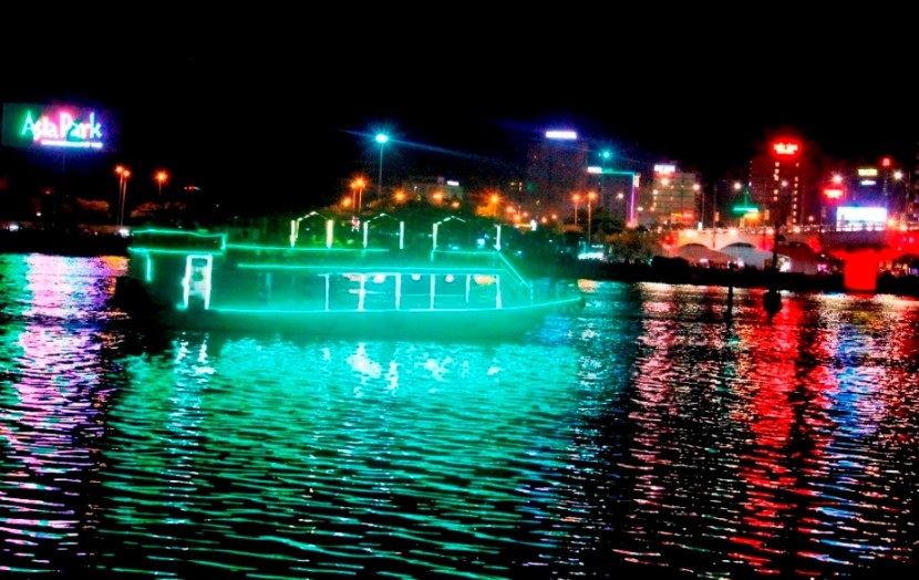 Dời tàu thuyền ra khỏi Cảng sông Hàn để phục vụ pháo hoa