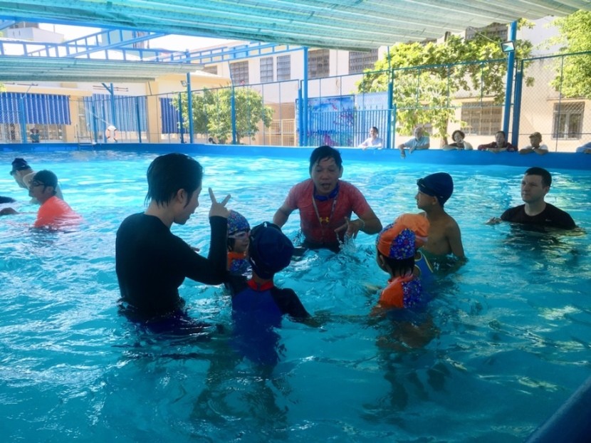 Đà Nẵng dạy bơi cho học sinh khiếm thính