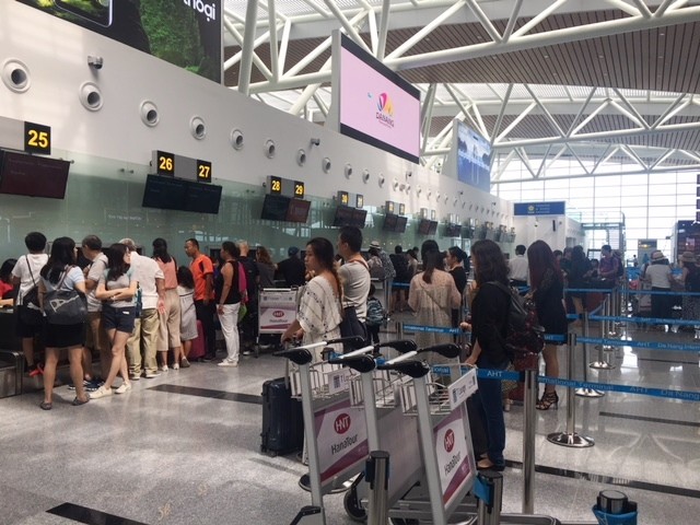 Hành khách làm thủ tục tại sân bay Đà Nẵng. Ảnh: Thanh Trần. 