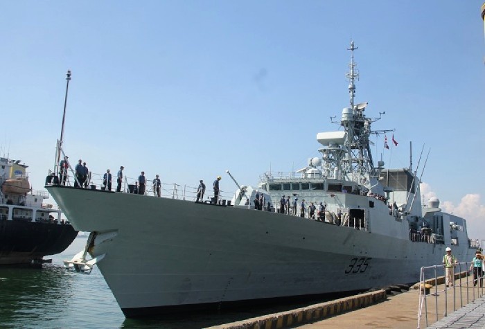 Tàu hải quân Canada cập cảng Đà Nẵng. Ảnh: T.T.