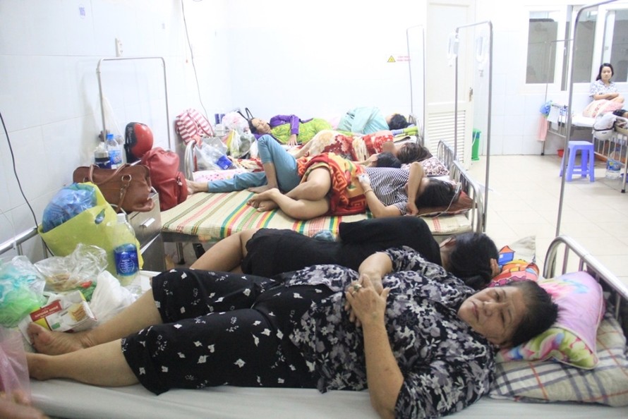 Bốn người điều trị sốt xuất huyết chen chúc trên một giường bệnh