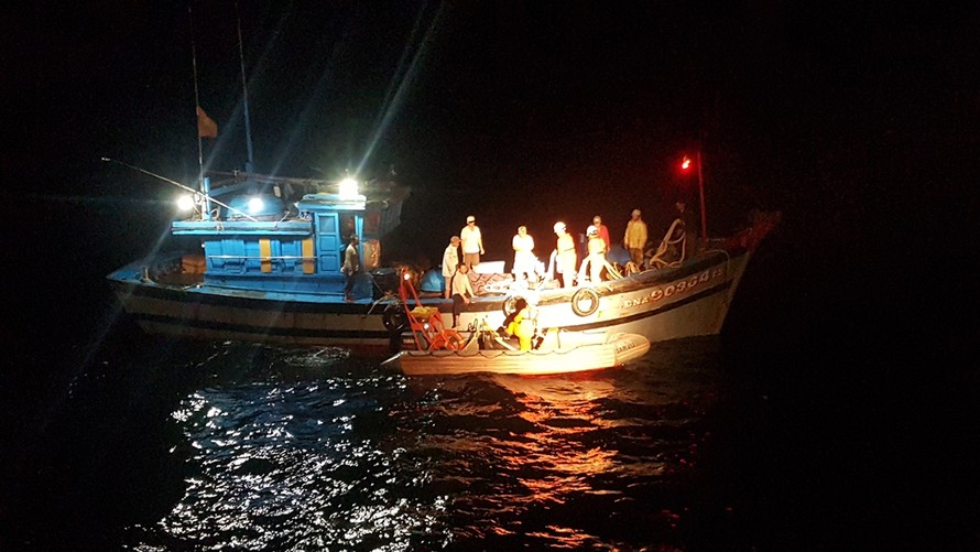 Vượt biển đêm cứu 8 ngư dân trên tàu cá gặp nạn