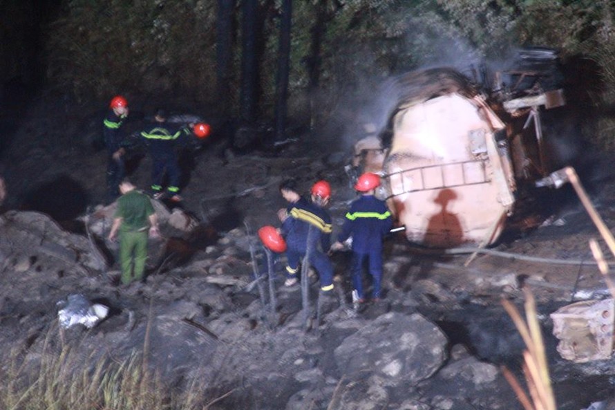 Lực lượng cứu hộ có mặt tại hiện trường vụ tai nạn