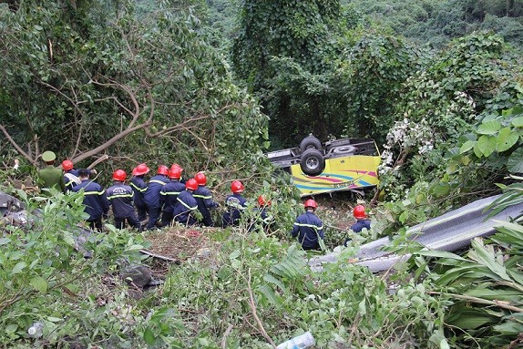 Hiện trường vụ xe chở 21 sinh viên lao dốc trên đèo Hải Vân. Ảnh: Thanh Trần
