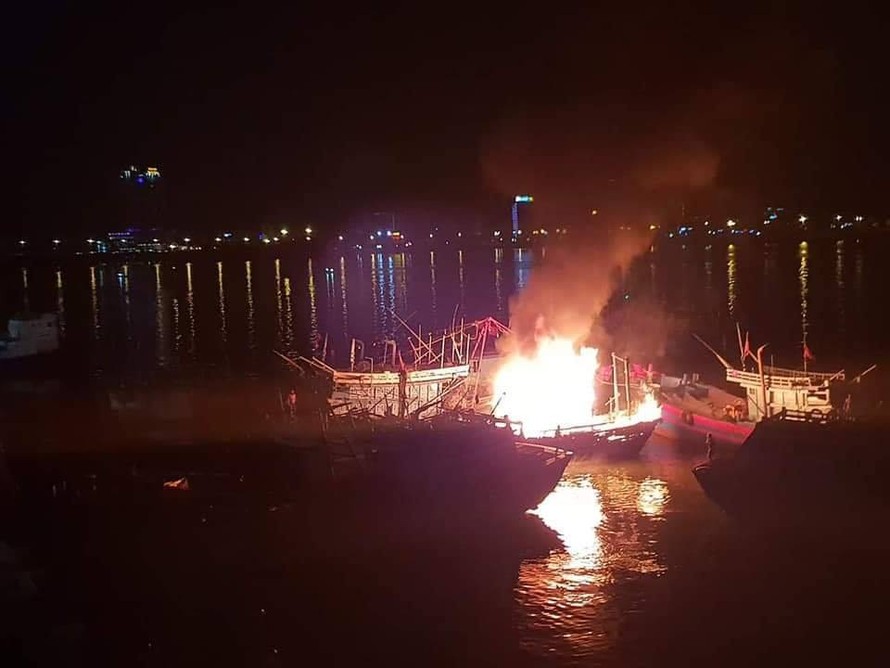 Tàu cá neo đậu trên sông Hàn bốc cháy dữ dội