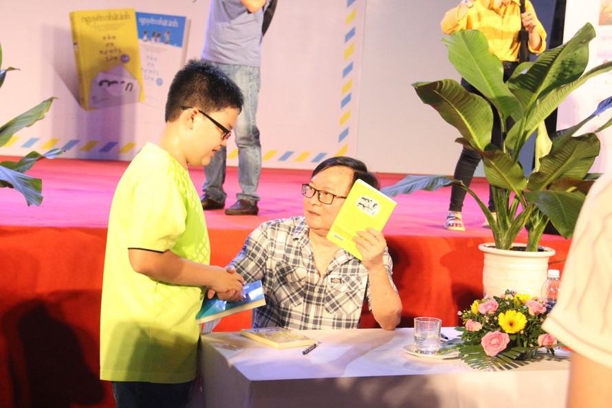 Hàng trăm độc giả xếp hàng cả tối xin chữ ký nhà văn Nguyễn Nhật Ánh 