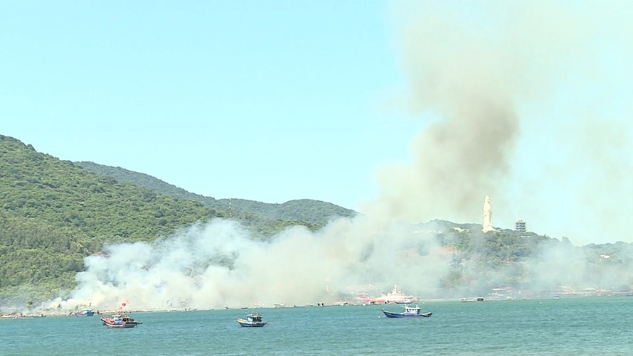  Đứng từ xa vẫn thấy cột khói bốc cao phía bán đảo Sơn Trà.