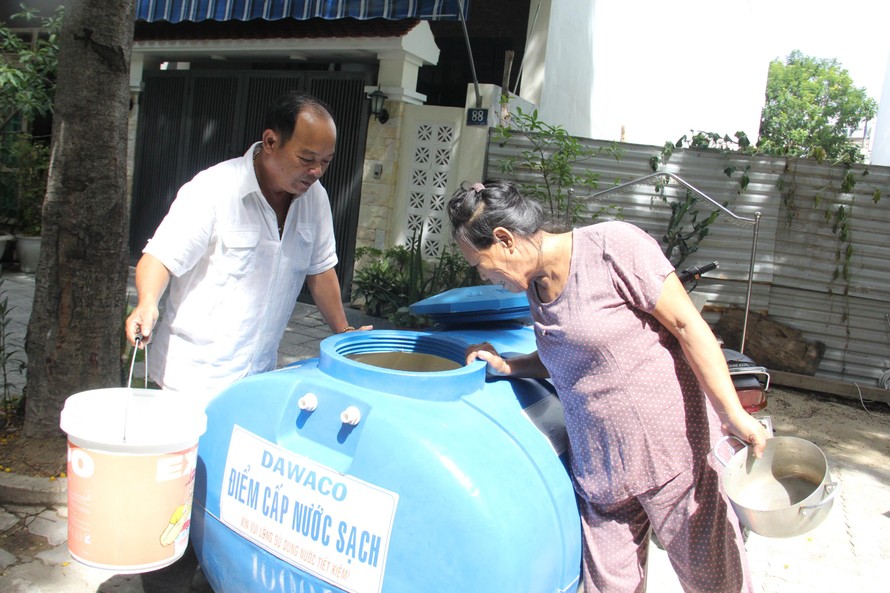 Đà Nẵng: Dân dài cổ chờ xe bồn tiếp nước sinh hoạt 