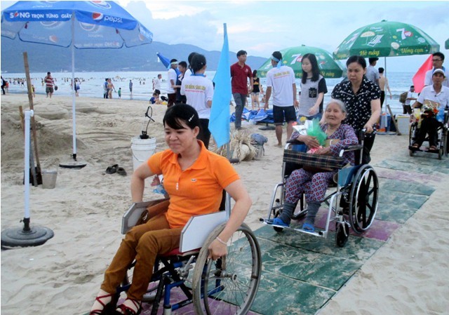 Đà Nẵng mở thêm 24 lối xuống biển cho người khuyết tật