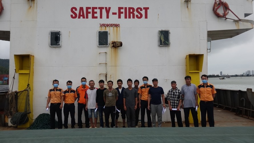 11 người trên tàu chở than bị chìm đã về đến Đà Nẵng