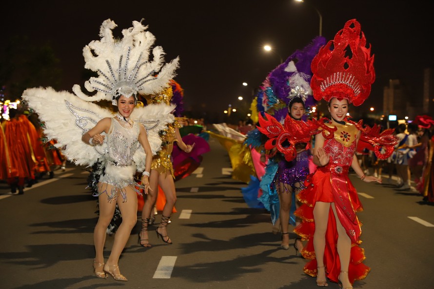 Mãn nhãn với vũ hội đường phố Đà Nẵng chào năm mới 