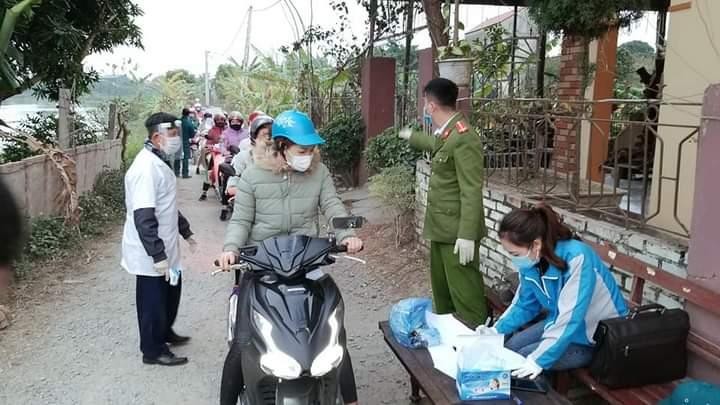 Người dân Bắc Giang khai báo y tế