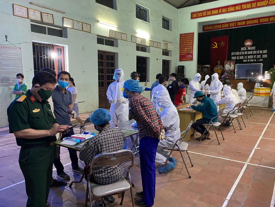 Nhân viên y tế lấy mẫu xét nghiệm cho người dân huyện Thuận Thành