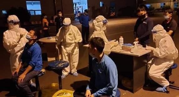 Cơ quan chức năng tỉnh Bắc Giang lấy mẫu xuyên đêm xét nghiệm cho công nhân