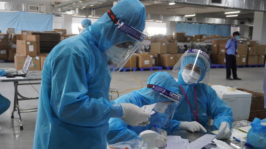 Nhân viên y tế lấy mẫu xét nghiệm cho công nhân ở Bắc Giang 