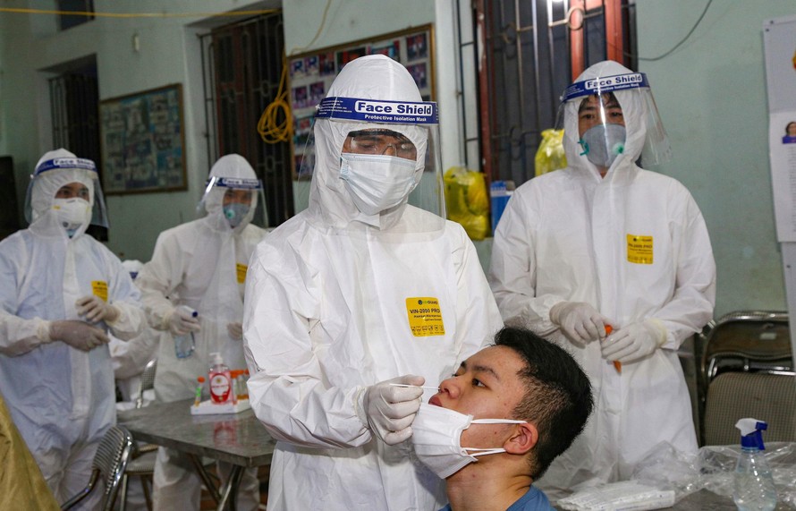 Nhân viên y tế lấy mẫu xét nghiệm cho người dân tỉnh Bắc Ninh