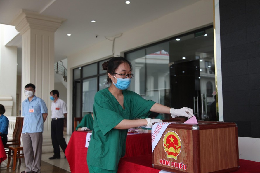 Nhân viên y tế tỉnh Quảng Ninh bỏ phiếu