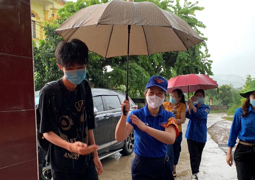 Tình nguyện viên ở điểm thị tại trường THPT Sơn Động số 1 kịp thời đưa thí sinh Phạm Hải Đăng vào phòng thi 