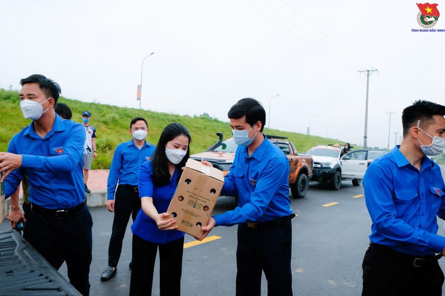 Tỉnh Đoàn Bắc Ninh tặng vật phẩm phòng chống dịch cho Thành Đoàn Hà Nội
