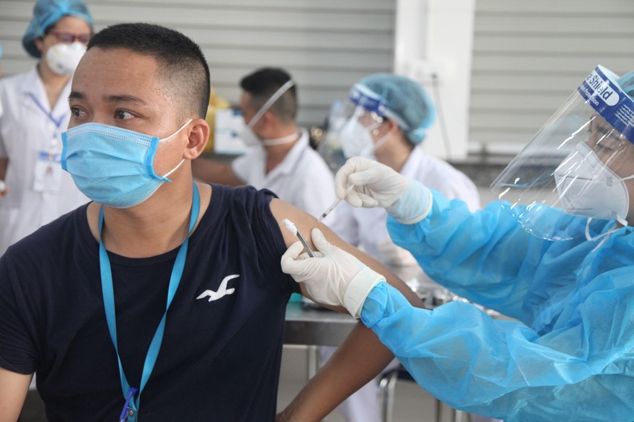 Cơ quan chức năng tiêm vắc xin cho công nhân trong KCN ở tỉnh Bắc Giang