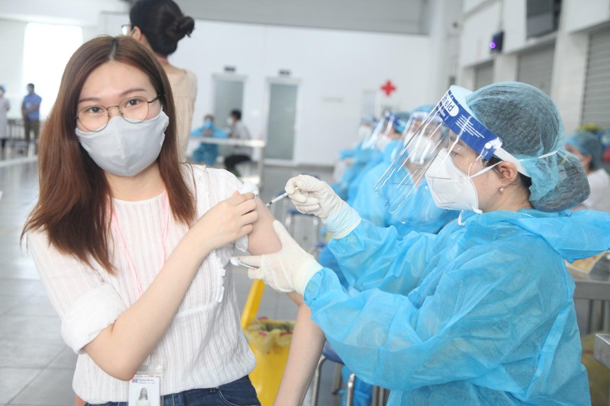 Cơ quan chức năng tỉnh Bắc Giang tiêm vắc xin phòng COVID - 19 cho công nhân