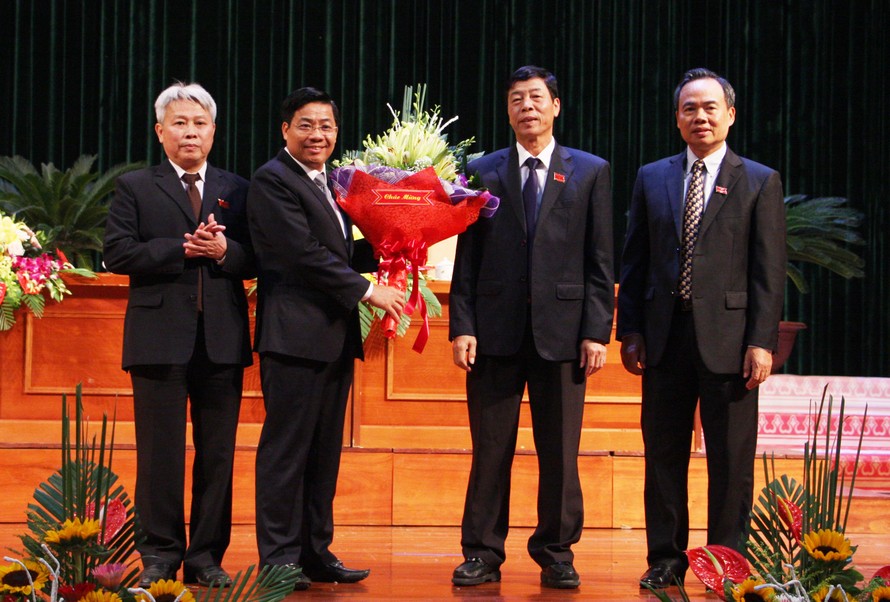 Ông Dương Văn Thái (thứ 2 từ trái sang) được bầu giữ chức Chủ tịch UBND tỉnh Bắc Giang