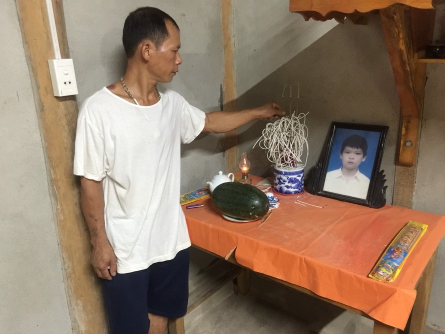 Suốt 9 năm qua, anh Hoàng Văn Toàn mong mỏi tìm ra nguyên nhân cái chết của con trai mình
