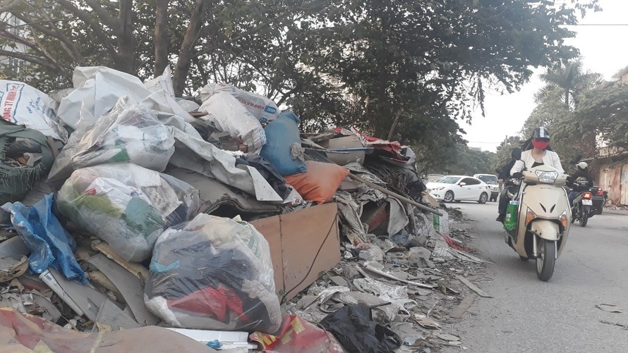 Bãi rác thải ven đường phố Hà Nội có từ lâu ngày