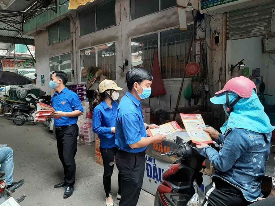 Đoàn viên thanh niên tỉnh Bắc Giang truyền thông phòng chống dịch bệnh đến người dân. 