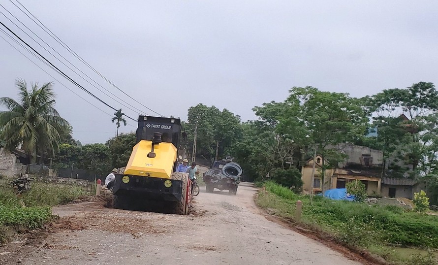Đoạn đường qua xã Phúc Hòa, huyện Tân Yên (Bắc Giang) mới hoàn thành chưa được 1 năm nhưng nhiều đoạn đã hỏng mặt đường và nền đường.