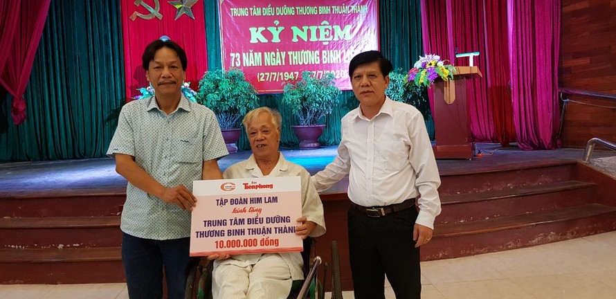 Ông Lê Minh Toản, Phó Tổng biên tập báo Tiền Phong thay mặt Tập đoàn Himlam tặng 10 triệu đồng Trung tâm Điều dưỡng thương binh Thuận Thành