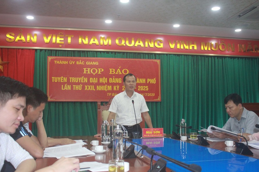 Ông Mai Sơn, Bí thư Thành ủy Bắc Giang chủ trì buổi họp báo