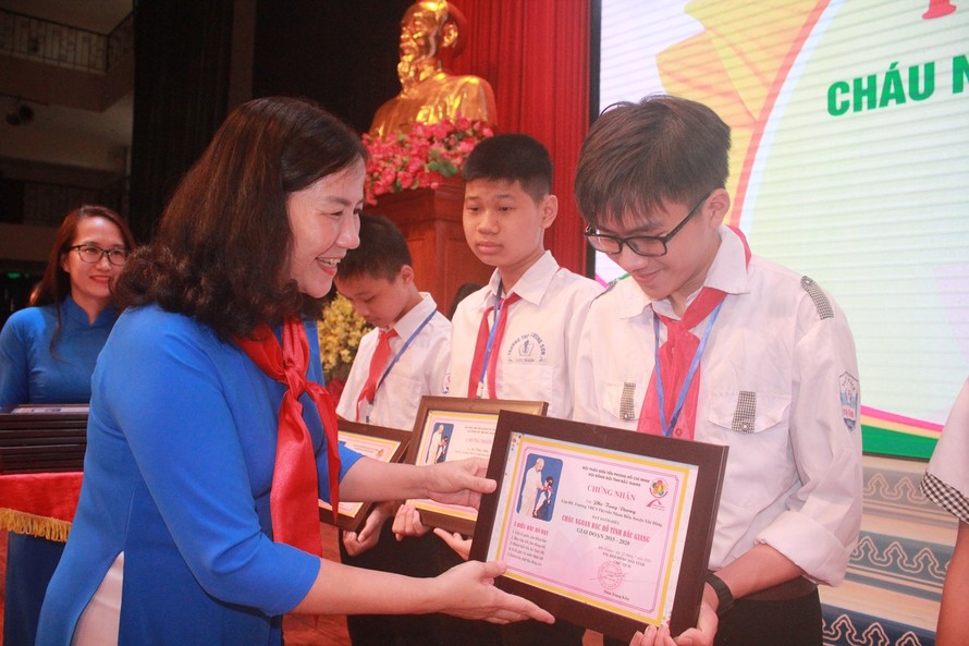 Chị Hoàng Tú Anh tặng danh hiệu "Cháu ngoan Bác Hồ" cho thiếu nhi tỉnh Bắc Giang